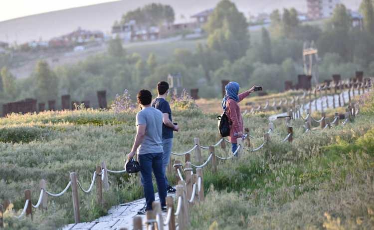 <p>Bugün geldim burada dolaştım, çok güzel feyiz aldım. Misafirlerim vardı Mersin’den gelmişlerdi. Arkadaşları getirdim, güzel bir şekilde dolaştık. Gerçekten çok güzel, konum olarak çok güzel. Selçuklu Mezarlığımız olsun, tarihi kültürel yerlerimiz olsun hepsi bizim değerlerimizdir. Sosyal mesafeyi koruyarak güzel bir şekilde gezmemizi yapalım, tamamlayalım. </p>
