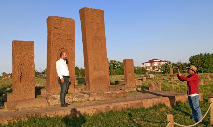<p>Dünyanın en büyük İslam mezarlığı yeniden kapılarını açtı.</p>
