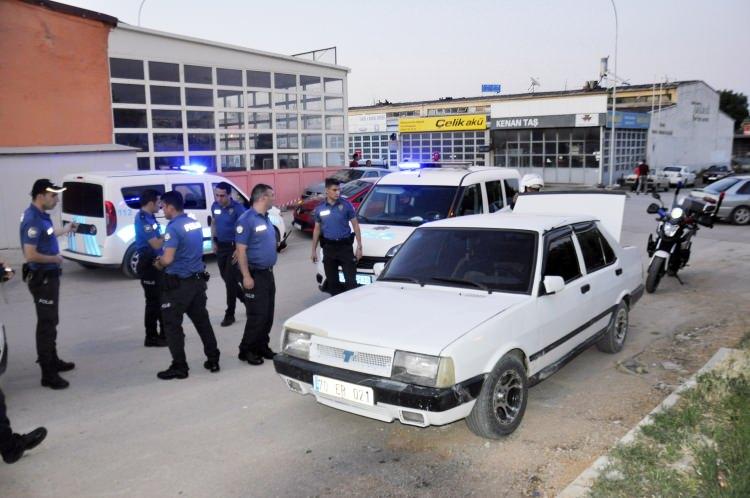 <p>Şüpheli K.B., hakkında 'alkollü araç kullanmak', 'drift atmak', 'trafik güvenliğini tehlikeye sokmak', 'dur ihtarına uymamak', 'araç camlarında film bulundurmak' suçlarından 19 bin 280 lira para cezası verildi. </p>