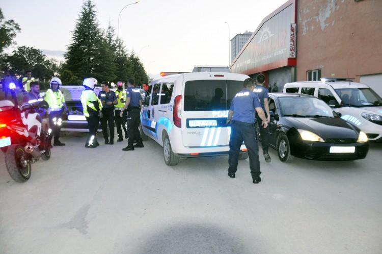 <p>Ayrıca ehliyetine 2 yıl süreyle el konuldu. Otomobil ise trafikten men edildi. </p>