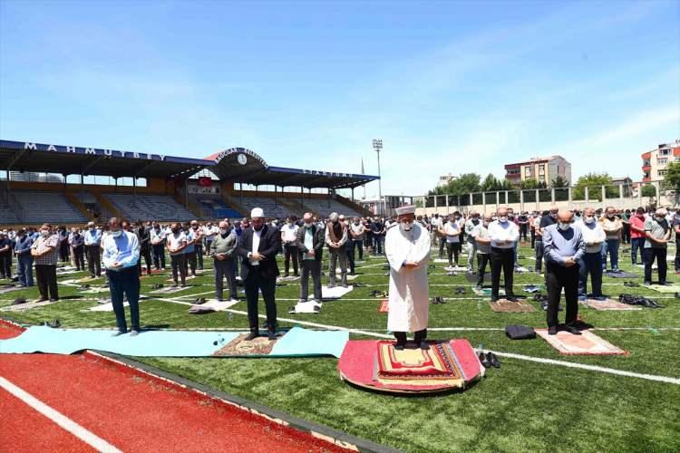 <p>Bağcılar İl&ccedil;e M&uuml;ft&uuml;s&uuml; Celal B&uuml;y&uuml;k'&uuml;n kıldırdığı cuma namazında Bağcılar Kaymakamı Mustafa Eldivan, Bağcılar Belediye Başkanı Lokman &Ccedil;ağırıcı, AK Parti Bağcılar İl&ccedil;e Başkanı İsmet &Ouml;zt&uuml;rk ve İl&ccedil;e Milli Eğitim M&uuml;d&uuml;r&uuml; Mustafa Yılmaz da yer aldı.&nbsp;&nbsp;</p>
