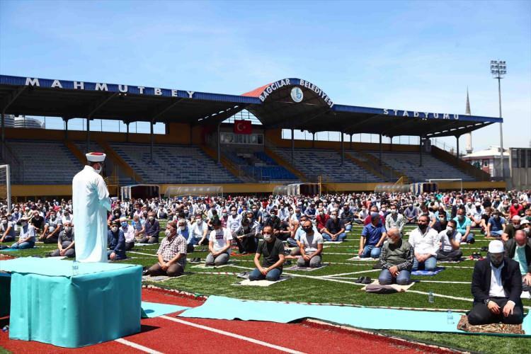 <p>Yaşanan salgın s&uuml;recine işaret eden &Ccedil;ağırıcı, "Cumhurbaşkanımızın liderliğinde g&uuml;zel bir mesafe katedildi. İstiyoruz ki bunlar heba olmasın. Maske, mesafe ve hijyen kurallarına uygun bir şekilde hayatımızı devam ettirmek en b&uuml;y&uuml;k arzumuzdur.</p>
