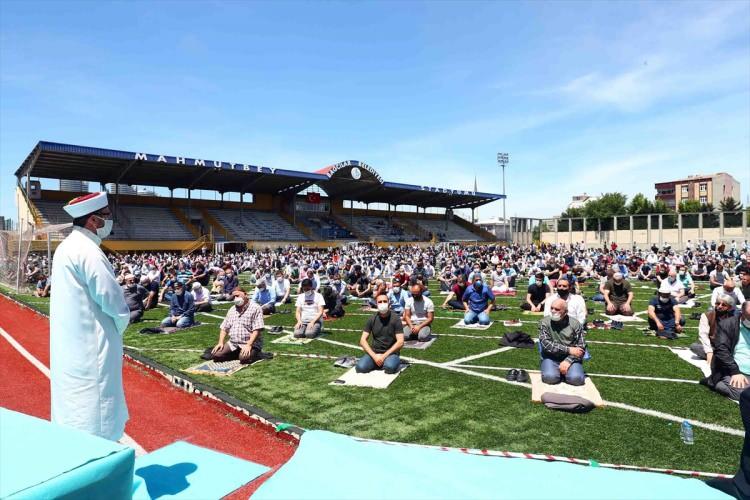 <p>Bağcılar'da gerekli &ouml;nlem ve tedbirleri alarak cuma namazımızı kılmış olduk. Ben biraz daha sabır diliyorum, sabredersek bir an &ouml;nce bundan kurtulmuş oluruz." ifadelerini kullandı.&nbsp;</p>
