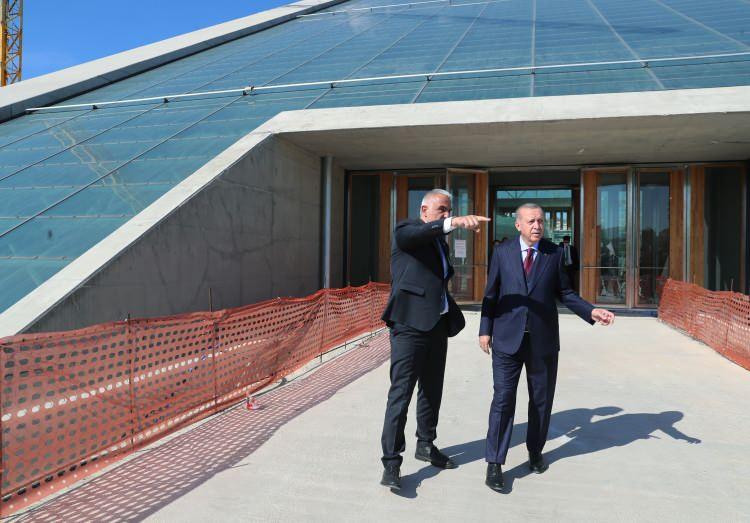 <p>Başkan Erdoğan, Cumhurbaşkanlığı Senfoni Orkestrası hizmet binası inşaatı ile Yargıtay Başkanlığı hizmet binası inşaatlarında incelemelerde bulundu.</p>
