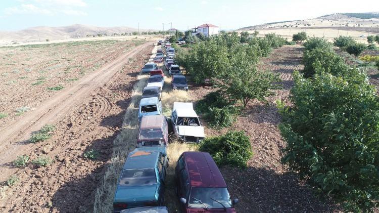 <p>"Herkesin bir hobisi var, benimki de bu"</p>

<p> </p>

<p>Yazlık evinde bahçe ve araçlarla uğraşan Selami Günaydın, “Buradaki araçların eksikleri olduğu zaman eksiklerini sağlam olanlardan alıyorum. Zaten birçoğu çalışır ve yürür durumda. Severek yapıyorum.</p>
