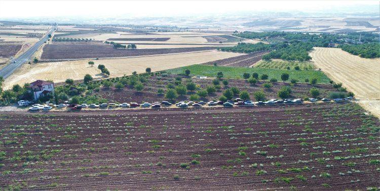 <p>Yol cadde üzeri olduğu için kimisi gelip ’hurdacı mısın, bana parça ver’, kimisi de gelip ’sen ne iş yapıyorsun’ diyor. Bu beni biraz sıkıyor ama diğer taraftan hoşuma gidiyor, çünkü işim bu” dedi.</p>