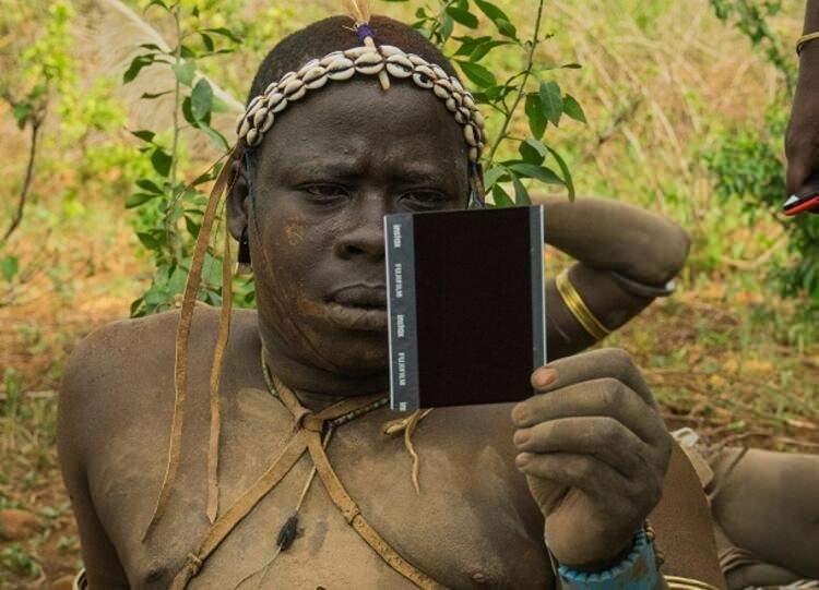 <p>Aynı zamanda kabileyi d&uuml;nyanın duymasını sağlayan kişi Fransız fotoğraf&ccedil;ı Eric Lafforgue&hellip; Bu geleneği fotoğraflayıp t&uuml;m d&uuml;nyayla paylaştı. Kabilenin kadınları daha &ccedil;ok evde kalarak &ccedil;eşitli s&uuml;slemelerle uğraşıyor.</p>

<p>&nbsp;</p>
