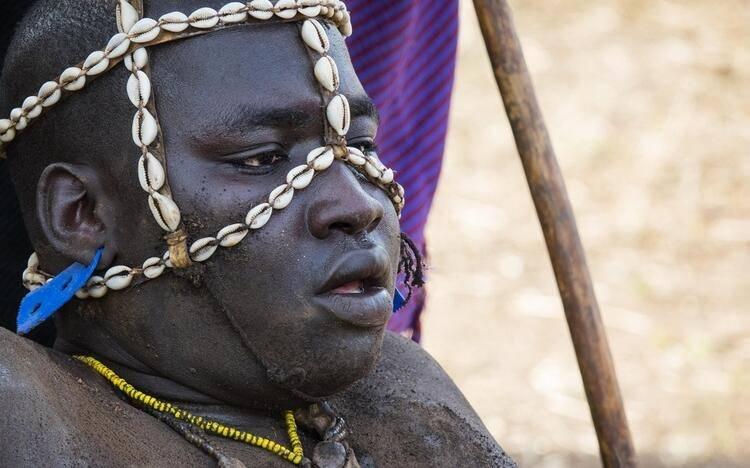 <p><strong>Kan i&ccedil;iyorlar!</strong></p>

<p>Bodi Kabilesi yılbaşı kutlaması &ccedil;er&ccedil;evesinde aralarından se&ccedil;ilen gen&ccedil;lere 'şişman adam' yarışması d&uuml;zenliyor. Şişmanlamanın form&uuml;l&uuml; ise basit, kan&hellip;</p>
