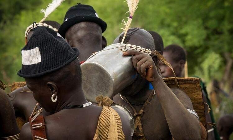 <p>Gen&ccedil;ler altı ay boyunca aralıksız ineklerden elde ettikleri kanı kana kana i&ccedil;iyor ve kilolarını iki katına &ccedil;ıkarıyor. &lsquo;Ka&rsquo;el&rsquo; t&ouml;reni olarak adlandırılan g&uuml;n geldiğinde altı ay boyunca en &ccedil;ok şişmanlayan erkek &ouml;d&uuml;llendiriliyor. Mais, kahve ve sorgum gibi bitkileri yetiştiren sıra dışı kabileyi bu t&ouml;ren boyunca izlemeye gelen onlarca turist oluyor.</p>

<p>&nbsp;</p>
