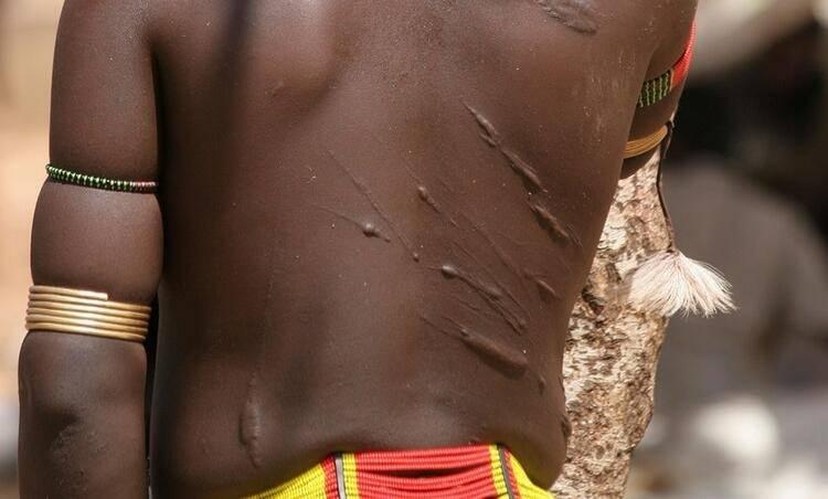 <p><strong>Erkekliğe adım dayakla başlıyor</strong></p>

<p>Etiyopya'nın Hamar Kabilesi&rsquo;nde ise bir erkeğin, erkekliğini g&ouml;stermesi i&ccedil;in dayak yemesi gerekiyor. Herkese a&ccedil;ık bir meydanda &ouml;nce dans ettirilen gen&ccedil; erkek, ardından kız arkadaşları ve ailenin b&uuml;y&uuml;kleri tarafından sopayla d&ouml;v&uuml;l&uuml;yor. V&uuml;cudunda yaralar oluşana dek uygulanıyor.</p>
