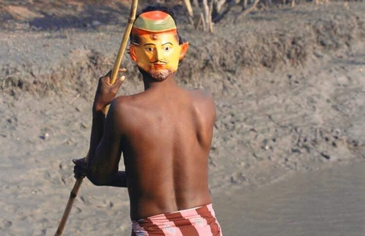 <p><strong>&Ouml;lmemek i&ccedil;in maske takıyorlar</strong></p>

<p>Kutsal şehri olarak bilinen Varanasi, Ganj Nehri, &ouml;le yakma t&ouml;renleri ve ilgin&ccedil; festivalleriyle Hindistan keşfedilesi bir &uuml;lke&hellip; &Ouml;zellikle &uuml;lkedeki Sundarbans Milli Parkı&rsquo;ndaki yaşam olduk&ccedil;a sıra dışı&hellip; Bu park Hindistan'ın Batı Bengal b&ouml;l&uuml;m&uuml;nde yer alan kaplan koruma alanı&hellip;</p>
