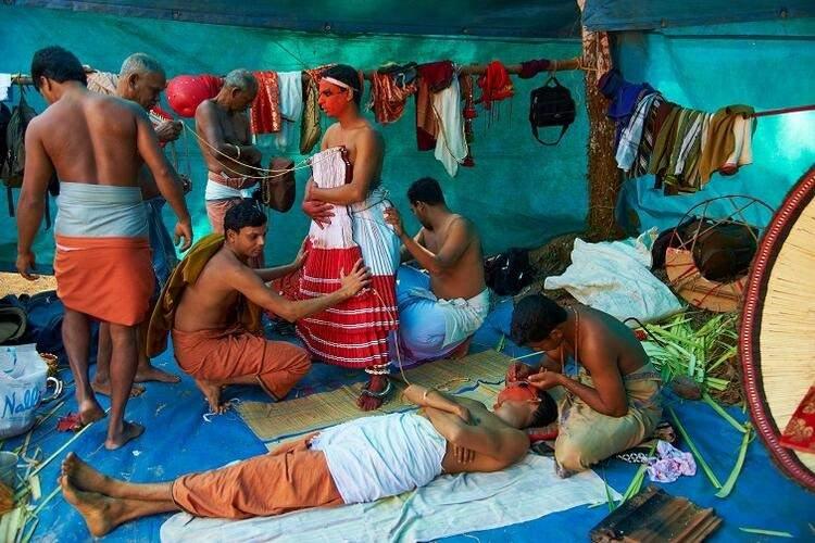 <p>Kaplanın saldırı &ouml;zelliklerinden birisini keşfeden orman iş&ccedil;ileri başlarının arkasına maske takmaya başlıyorlar. Maskeleri g&ouml;ren kaplanlar ise bu insanlara saldırmıyor. Nedeni ise &ccedil;ok şaşırtıcı&hellip;</p>

<p>&nbsp;</p>
