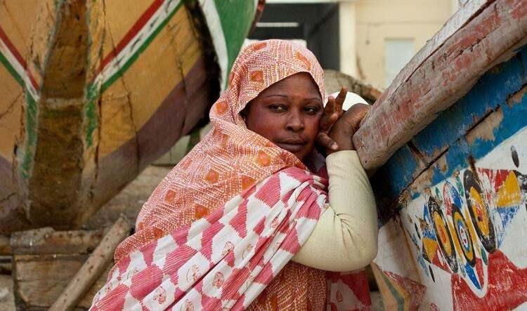 <p><strong>Burada şişmanlık zenginlik g&ouml;stergesi</strong></p>

<p>Moritanya'nın yerlilerinde zenginlik olgusu şişmanlıkla &ouml;zdeşleştiriliyor. Bu sebeple anneler 5-15 yaşındaki kızlarını şişmanlatmak i&ccedil;in &ouml;zel bir &ccedil;aba harcıyor. Kadın ne kadar şişman olursa babası ya da eşinin o kadar zengin olduğu anlaşılıyor.</p>
