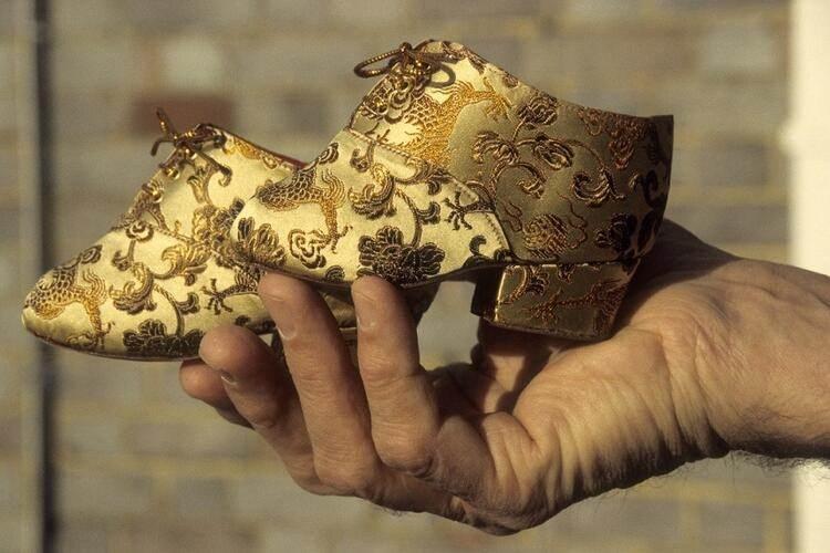 <p>&Ouml;nce diğer kadınlar, sonra &uuml;st d&uuml;zey aileler arasında pop&uuml;ler olan &lsquo;foot-binding&rsquo; yani ayak bağlama kısa s&uuml;rede b&uuml;t&uuml;n &Ccedil;in&rsquo;e yayıldı.</p>

<p>&nbsp;</p>
