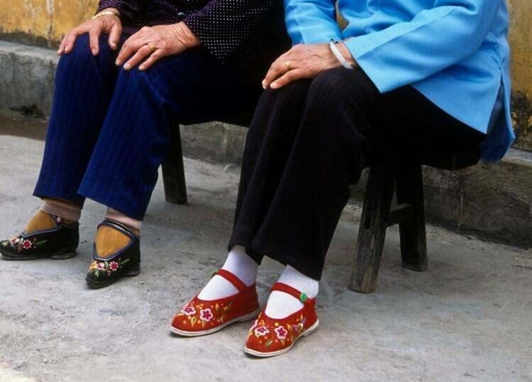 <p>Bazı kaynaklara g&ouml;re, ayakları lotus şeklinde bağlanan bir kız &Ccedil;in İmparatoru ile bile evlenebilirdi. Ayak bağlama işlemi kız &ccedil;ocuklarına 4 ila 6 yaş arasında yapılıyordu. Ayrıca hen&uuml;z &ccedil;ok k&uuml;&ccedil;&uuml;k olan &ccedil;ocukların bu korkun&ccedil; geleneğe itiraz etme şansları da yoktu.</p>

<p>&nbsp;</p>
