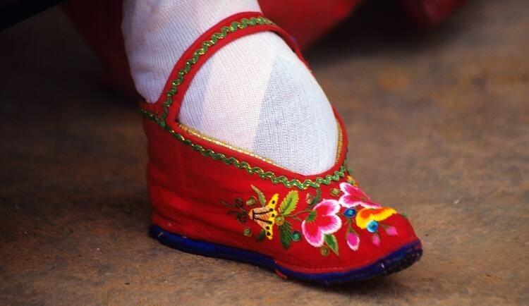 <p>Daha sonraları bu durum gelenek haline gelmiş ve k&uuml;&ccedil;&uuml;k ayaklı kadınlar erkekler tarafından ilgi g&ouml;rmeye başlamış. Ayakları normal ya da normalin &uuml;zerinde &ouml;l&ccedil;&uuml;lere sahip kadınlar ise ayaklarını k&uuml;&ccedil;&uuml;ltmek i&ccedil;in değişik y&ouml;ntemler geliştirmiş&hellip;</p>

<p>&nbsp;</p>
