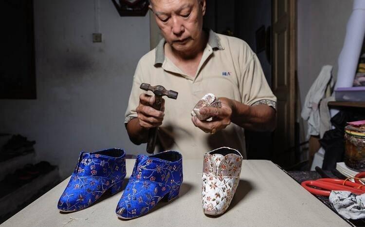 <p>Demir ayakkabılar giymiş, ayaklarını sıkıca sarıp sarmalamış, sonu&ccedil;ta ayakları k&uuml;&ccedil;&uuml;k ama deforme olarak yaşamlarını s&uuml;rd&uuml;rm&uuml;şler. G&uuml;n&uuml;m&uuml;ze gelindiğinde ise bu geleneği s&uuml;rd&uuml;ren kadın sayısı son derece azalmış ve neredeyse kaybolmaya y&uuml;z tutmuştur.</p>

<p>&nbsp;</p>
