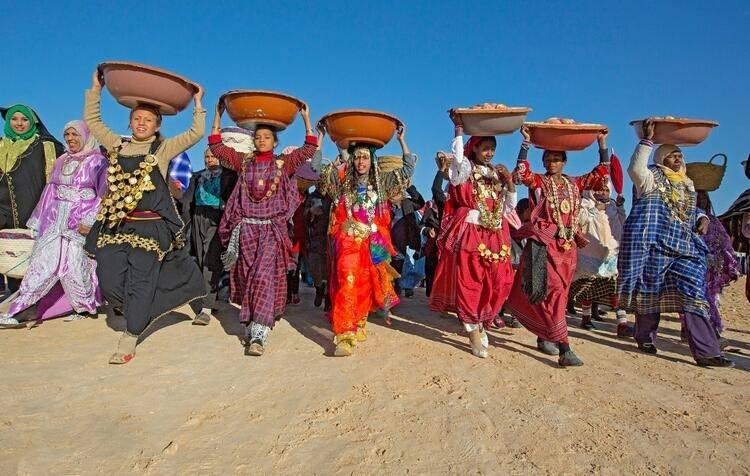 <p><strong>Bir tuhaf kabile: Berberiler</strong><br />
Berberiler, bug&uuml;nk&uuml; Mısır, Libya, Tunus, Cezayir ve Fas'ı i&ccedil;ine alan Kuzey Afrika'nın bilinen en eski yerli halkı. Bazı mağara resimlerinin bulunmuş olması, Berberiler'in bu paleolotik toplulukların soyundan gelmiş olabileceği tezini g&uuml;&ccedil;lendirmekte.</p>
