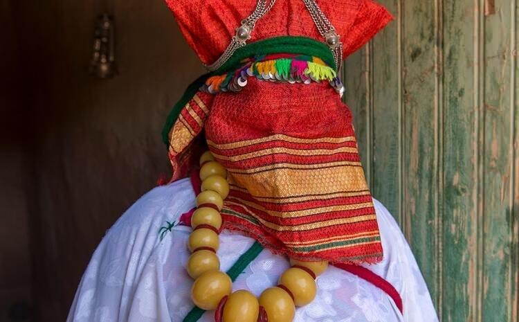 <p>Berberi Kabilesi kadınları gelenekleri gereği y&uuml;zlerine, kollarına ve baldırlarına yeşil ve mavi karışımı bir renkle d&ouml;vme yaptırıyor. Bu geniş coğrafyada g&ouml;&ccedil;ebe ya da yarı-g&ouml;&ccedil;ebe olarak yaşayan eski kabile... Berberilerin &lsquo;Berberice&rsquo; adını verdikleri bir dile sahipler. Bu dilin alfabesi bug&uuml;nk&uuml; İbraniceye olduk&ccedil;a benzemekte&hellip;</p>
