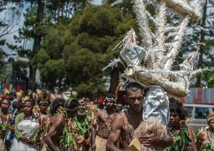 <p><strong>Papua Yeni Gine'de korkun&ccedil; bir gelenek</strong><br />
Papua Yeni Gine&rsquo;de, Morobe tepelerinde yaşayan kabile halkının &ccedil;ok ilgin&ccedil; bir gelenekleri var. &Ouml;l&uuml;lerini g&ouml;mmek ya da yakmak yerine, ateşte t&uuml;ts&uuml;leyip, bambu kafeslerle k&ouml;y&uuml;n y&uuml;ksek yerlerine asıyorlar. K&ouml;y&uuml; ziyaret eden turistlerin dehşetle izlediği bu manzara, aslında onlar i&ccedil;in &ouml;l&uuml;lerine verdikleri en b&uuml;y&uuml;k onur. &Ouml;ncelikle &ouml;l&uuml; hazırlayıcılar, cesetlerin ayaklarında, dizlerinde ve dirseklerinde birer kesik a&ccedil;ıyorlar.</p>
