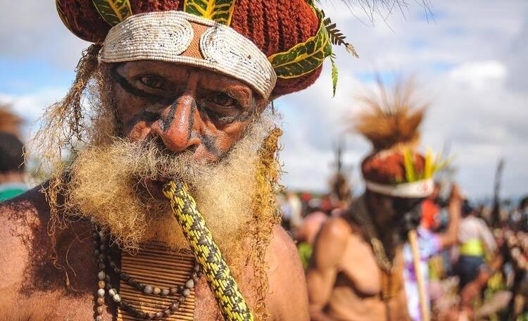 <p>Daha sonra karınlarına bambu &ccedil;ubuklar batırıyorlar ve bu şekilde, v&uuml;cuttaki b&uuml;t&uuml;n yağ kuruyup gidiyor. Akan yağları bir yerde topluyorlar. Daha sonra bu yağlarla hayattaki akrabaları yağlayan yerliler bu şekilde &ouml;l&uuml;lerin enerjisini yaşayanlara ge&ccedil;irdiklerine inanıyorlar. Artan yağlar, aynı sebepten, yemek yapımında kullanılıyor. G&ouml;zleri ve ağızları kapatılan cesetler t&uuml;ts&uuml;lenip ebediyete kadar bambu kafeslerin i&ccedil;inde, k&ouml;y&uuml;n &ccedil;evresini s&uuml;slemeye devam ediyor.</p>

<p>&nbsp;</p>
