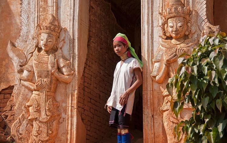 <p>Yaklaşık 10-12 kilogram ağırlığı bulan bu ağır pirin&ccedil; halkalar zamanla omuzları aşağı bastırarak v&uuml;cudun şeklini bozarak boynu uzatıyor. 5-6 yaşlarındayken &ccedil;ocukların boyunlarına halkalar takılmaya başlanmakta ve her yıl halkaların sayısı artırılmakta&hellip;</p>

<p>&nbsp;</p>
