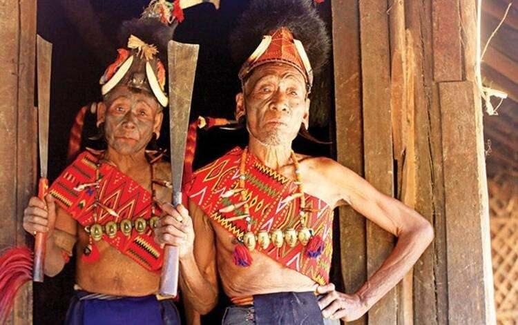 <p><strong>Kafatası avcıları olarak biliniyorlar</strong></p>

<p>Hindistan&rsquo;ın kuzey doğusundaki Nagaland eyaletinde yaşayan 16 kabilenin en b&uuml;y&uuml;ğ&uuml; olan Konyaklar savaş&ccedil;ı bir kabile. Ge&ccedil;mişte k&ouml;yler arası kavgalardan yararlanarak toprak ve iktidarı ele ge&ccedil;irmişler. D&uuml;şmanlarının saldırısını &ouml;nceden g&ouml;rmek i&ccedil;in de k&ouml;ylerini dağın tepesine kurmuşlar. Konyakların ge&ccedil;mişi y&uuml;zyıllar &ouml;ncesine dayanıyor. 1940&rsquo;lardaki yasağa değin kafatası avcılıklarıyla meşhur olmuşlar.</p>
