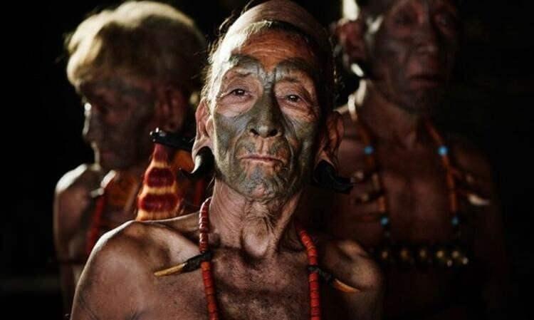 <p>D&uuml;şmanını &ouml;ld&uuml;r&uuml;p kafasını koparmak gen&ccedil; erkekler i&ccedil;in yetişkinliğe adım atmanın kanıtı olarak g&ouml;r&uuml;l&uuml;yordu. Başarının &ouml;d&uuml;l&uuml; ise y&uuml;ze yapılan d&ouml;vmeler. Nagaland&rsquo;da son kafatası avcılığı 1969&rsquo;da olmuş. Her Konyak evinde avlanan hayvanların kafatasları birer gurur kaynağı olarak sergileniyor. Kafatası avcılığı d&ouml;neminde insan kafatasları da sergileniyordu fakat yasak y&uuml;r&uuml;rl&uuml;ğe girince ge&ccedil;mişin bu izleri toprağa g&ouml;m&uuml;ld&uuml;.</p>

<p>&nbsp;</p>
