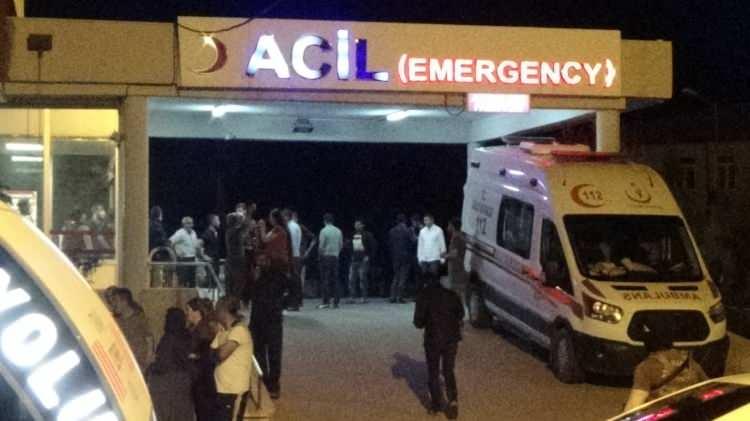 <p>Diyarbakır’ın Çınar ilçesinde arazi anlaşmazlığı yüzünden 2 aile arasında çıkan silahlı kavgada 3 kişi hayatını kaybetti, 2’si ağır 11 kişi yaralandı.</p>
