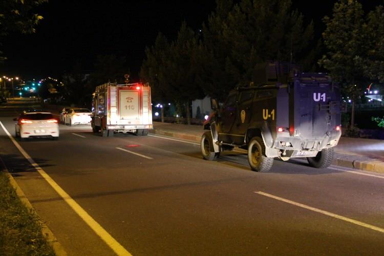 <p>Öte yandan yaralıları taşıyan araç yolda takla attı. Her iki olayda yaralananlar sağlık ekiplerinin olay yerinde yaptığı müdahalenin ardından Çınar Devlet Hastanesi'ne kaldırıldı. </p>