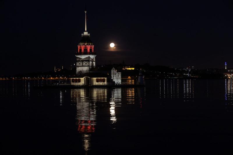 <p>İstanbul'da sabah saatlerinde beliren dolunay, Kız Kulesi ve Topkapı Sarayı ile güzel görüntü oluşturdu.</p>

<p> </p>
