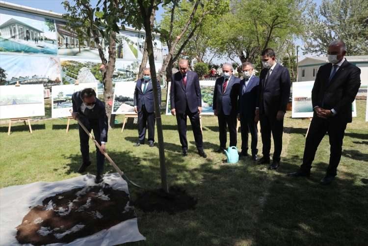 <p>Türkiye Cumhurbaşkanı Recep Tayyip Erdoğan, Millet Bahçeleri Toplu Açılış Töreni'ne katıldı ve inşaat çalışmaları devam eden Ankara Millet Bahçesi'nde incelemelerde bulundu. </p>
