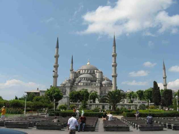 <p>Diyanet İşleri Başkanlığı (DİB) illerde bulunan cami sayılarını kamuoyu ile paylaştı. Türkiye’de en fazla cami bulunan şehir 3 bin 499 ile İstanbul olurken, en fazla yerleşim yerine sahip olan Sivas´ta bulunan cami sayısı ise bin 362 olarak açıklandı.<br />
<br />
<strong>İstanbul</strong></p>

<p>3 bin 499  cami.</p>
