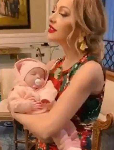 <p><strong>Çocuklara duyduğu sevgiyi her fırsatta dile getiren Hadise, geçtiğimiz aylarda da top model Tülin Şahin’in kızı Siena Leyla’ya ‘I Love You Baby’ şarkısını söylemişti.</strong></p>

<p> </p>
