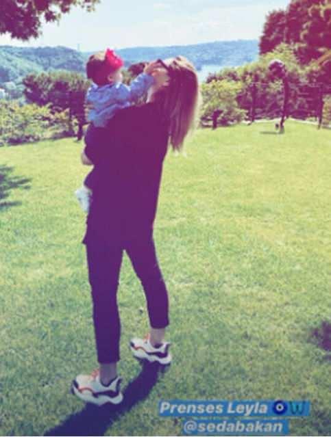 <p>Hadise, bahçede çekildiği fotoğrafları ‘Prenses Leyla’ notunu düşerek yayınladı. Hadise’nin son zamanlarda<strong> ‘bebekli’ </strong>paylaşımlarına ağırlık vermesiyle birlikte takipçilerinden<strong> ‘annelik provası’</strong> şeklinde yorumlar geldi.</p>
