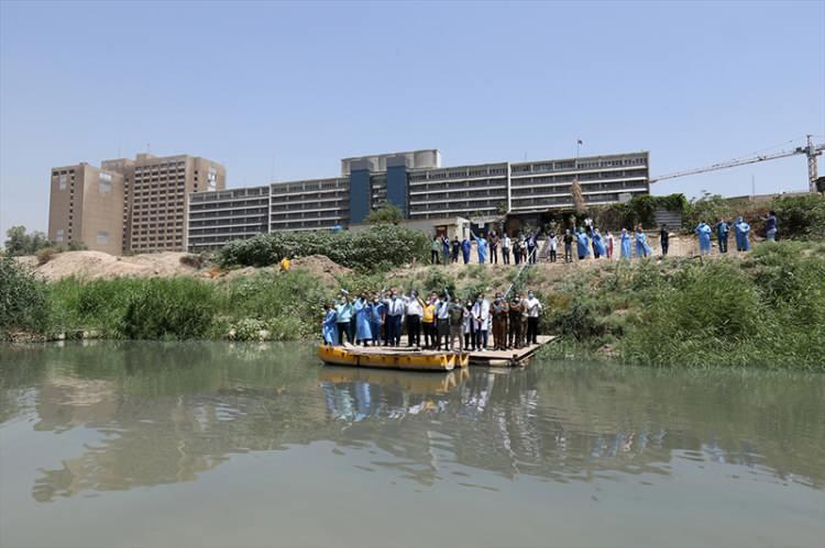 <p> Bağdat Şehir Hastanesi çalışanları da askerlere el salladı.</p>
