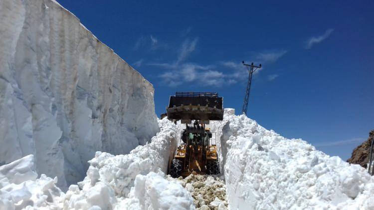 <p>Hakkari'nin Yüksekova ilçesi İkiyaka Dağları'nın yakınındaki Göllerbaşı mevkisinde, askeri üs bölgelerine ulaşım sağlayan yollarda karla mücadele çalışması yürütülüyor. Bölgedeki kar kalınlığı ise yer yer 7 metreyi aşıyor.   </p>
