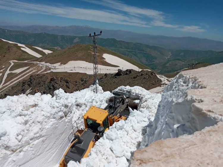 <p>Türkiye genelinde sıcak havalar etkili olmaya başlarken, Yüksekova ilçe merkezine yaklaşık 40 kilometre uzaklıkta bulunan İkiyaka Dağları'nın Göllerbaşı bölgesinde ise karla mücadele çalışması yürütülüyor.</p>
