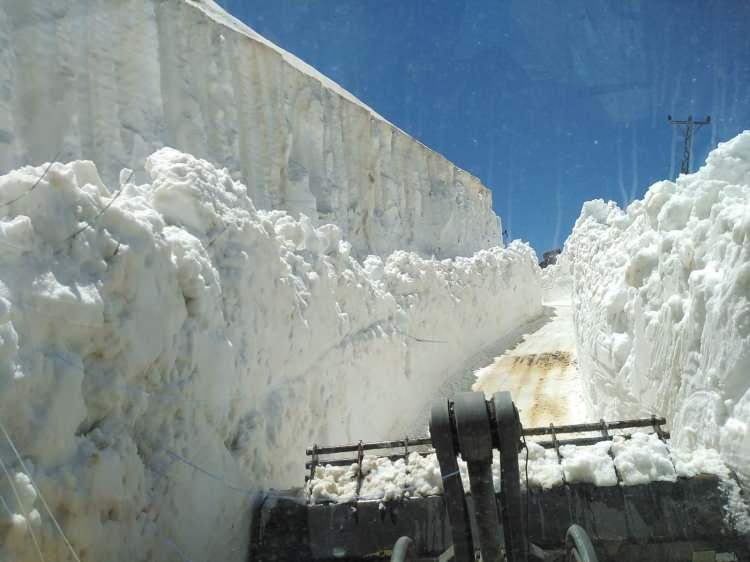 <p>İl Özel İdaresi'ne bağlı Yüksekova Şantiye Şefliği'nin karla mücadele ekipleri, askeri üs bölgelerine ulaşım sağlayan karla kaplı 16 kilometrelik yolun açılması için 11 gündür aralıksız yoğun bir çalışma yürütüyor.</p>
