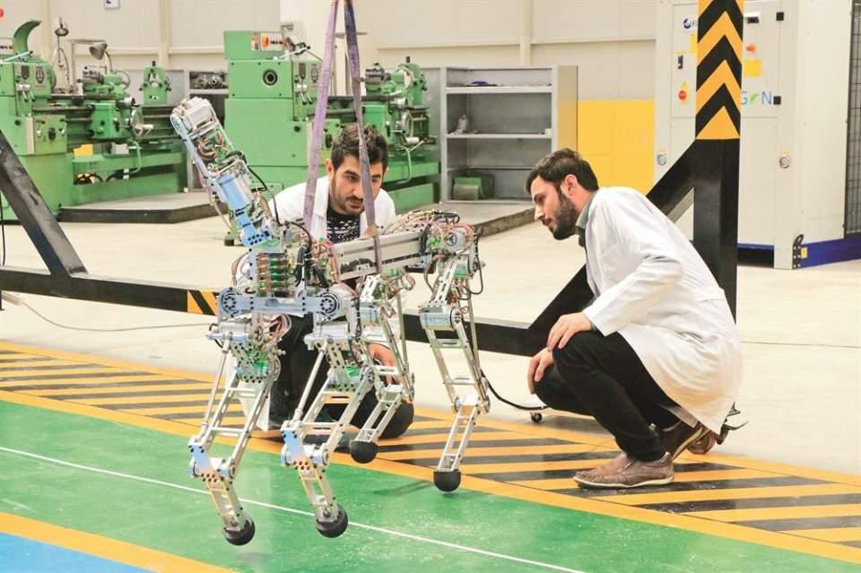 <p><strong>“En büyük hayalim uzaya giden ilk Türk robot olmak”</strong><br />
<br />
En büyük hayalinin uzaya giden ilk Türk robot olmak istediğini söyleyen ARAT, “Türkiye’nin insansız sistemlere yönelik ilgisi artıyor. Başta ben Miniada öncülüğünde tüm ülkede robotlar yaygınlaşacak” dedi.</p>
