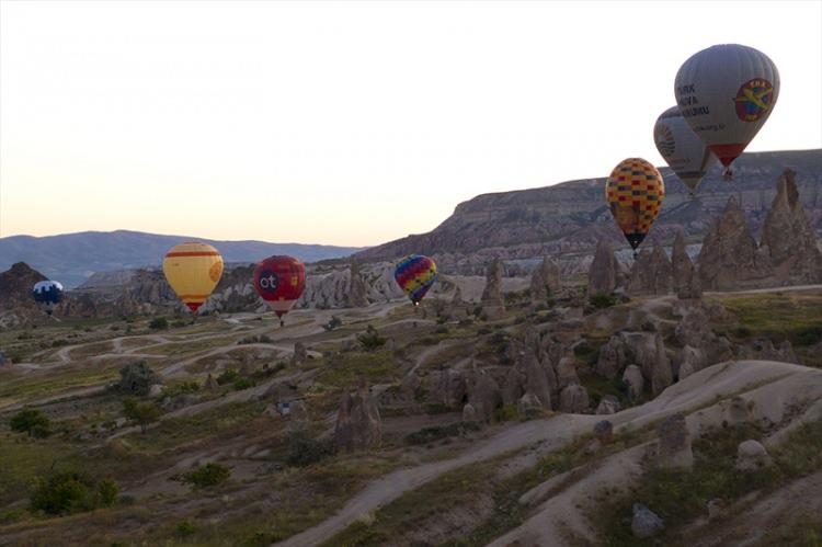 <p>Sivil Havacılık Genel Müdürlüğünün (SHGM) aldığı kararla, yeni tip koronavirüs önlemleri nedeniyle mart ayından beri balon turu gerçekleştirilemeyen, Türkiye'nin önemli turizm merkezlerinden Kapadokya'da sıcak hava balon pilotu adaylarının eğitim uçuşları yapıldı.</p>

<p> </p>
