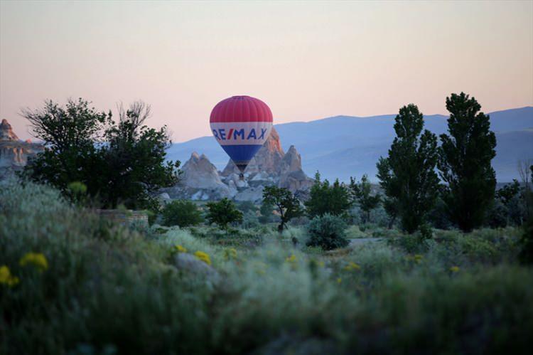 <p>Eğitim u&ccedil;uşlarına 1 Haziran itibarıyla SHGM tarafından izin verildiğini, 1 Temmuz'da da turistlere y&ouml;nelik turların başlayacağını dile getiren Kardaş, "Eğitim u&ccedil;uşları ile Kapadokya'yı renklendiriyoruz. Kapadokya'da normal şartlarda bir g&uuml;nde ticari olarak 150 sıcak hava balonu u&ccedil;uyor. Artık Kapadokya denildiğinde akıllara balonlar geliyor. Kapadokya balonlarla daha renkli bir g&ouml;r&uuml;nt&uuml;ye kavuşuyor. Turistler b&ouml;lgeye daha &ccedil;ok sıcak hava balon turuna katılmak i&ccedil;in geliyor. 1 Temmuz itibarıyla aynı coşkuyu ve g&ouml;rselliği yaşamak istiyoruz." dedi.</p>

<p>&nbsp;</p>
