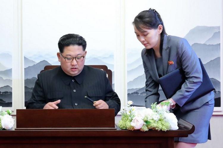 <p>Kuzey Kore Devlet Başkanı Kim Jong-un kız kardeşi Kim Yo-Jong'dan Güney Kore'ye sert uyarı geldi. Kuzey Kore lideri Kim'in kız kardeşi Kim Yo-jong Güney Kore'ye çağrıda bulunarak, "Şeytani propaganda üreten balonları patlatın" dedi.</p>
