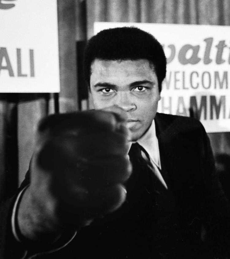 <p>İlk profesyonel maçında 29 Ekim 1960'da Tunney Hunsaker'ı yenen Muhammed Ali, aralarında döneminin önemli boksörleri Tony Esperti, Jim Robinson, Donnie Fleeman, Alonzo Johnson, George Logan, Willi Besmanoff, Lamar Clark, Doug Jones ve Henry Cooper'ın da yer aldığı rakiplerini de mağlup etti.</p>
