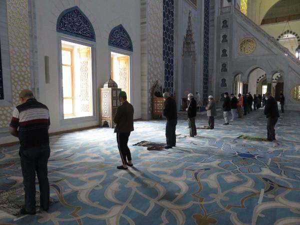 Normalleşme s&uuml;recinin ilk &ouml;ğle namazı b&ouml;yle kılındı 