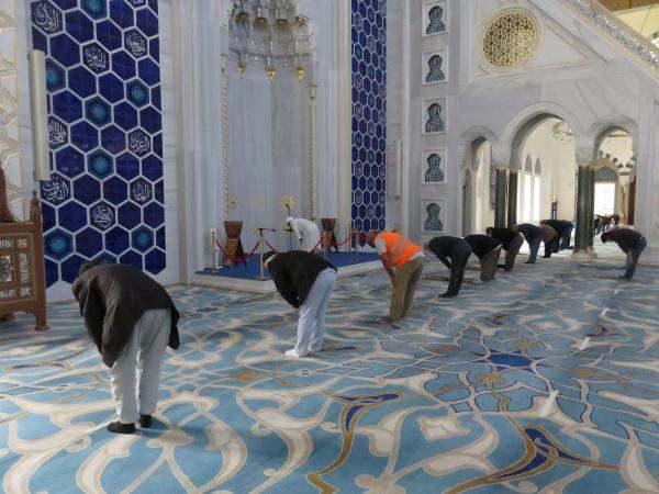 Normalleşme s&uuml;recinin ilk &ouml;ğle namazı b&ouml;yle kılındı 