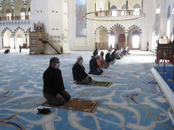 Normalleşme s&uuml;recinin ilk &ouml;ğle namazı b&ouml;yle kılındı 