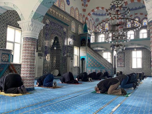 Normalleşme s&uuml;recinin ilk &ouml;ğle namazı b&ouml;yle kılındı 