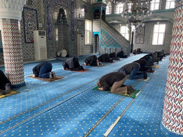 Normalleşme s&uuml;recinin ilk &ouml;ğle namazı b&ouml;yle kılındı 