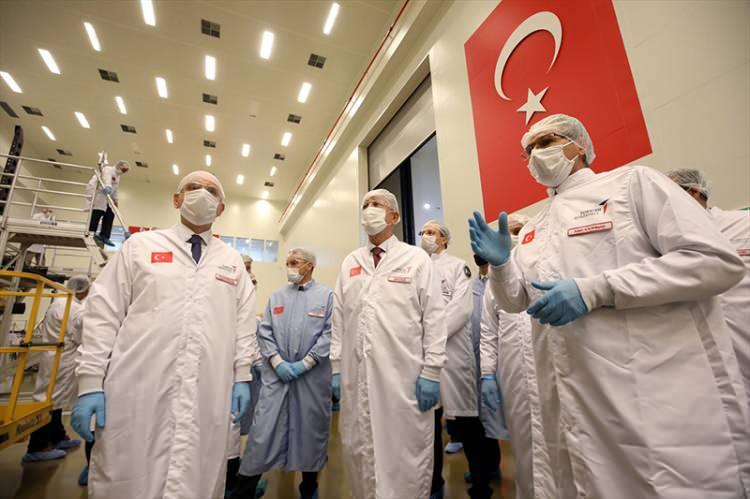 <p>Türk Havacılık ve Uzay Sanayii'ndeki (TUSAŞ) toplantıya Milli Savunma Bakanı Akar ile Ulaştırma ve Altyapı Bakanı Karaismailoğlu, Cumhurbaşkanlığı Savunma Sanayii Başkanı İsmail Demir, Cumhurbaşkanlığı Dijital Dönüşüm Ofisi Başkanı Ali Taha Koç, Türkiye Uzay Ajansı Başkanı Serdar Hüseyin Yıldırım, TÜBİTAK Başkanı Hasan Mandal, TUSAŞ Genel Müdürü Temel Kotil, ASELSAN Başkanı Haluk Güngör, Türksat Genel Müdürü Cenk Şen ve diğer kurum ve kuruluş temsilcileri katıldı.</p>